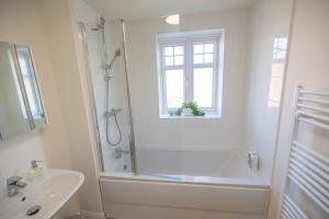 Et badeværelse på Contractor's Cove Leicester + 12 billeder