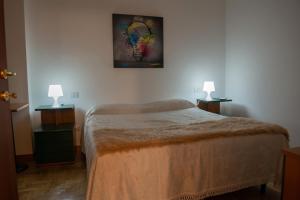 羅馬的住宿－Casa Paola，一间卧室配有一张床和两张台灯。