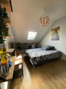 Postel nebo postele na pokoji v ubytování Chambre en duplex, entrée autonome, SDB privative