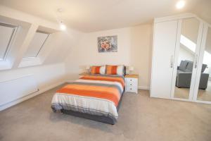 En eller flere senge i et værelse på Contractor's Cove Leicester