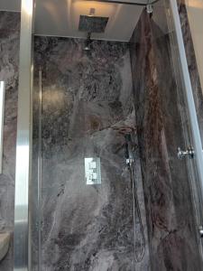 チャペル・セント・レオナルズにあるSea Air B&Bのバスルーム(ガラスドア付きのシャワー付)