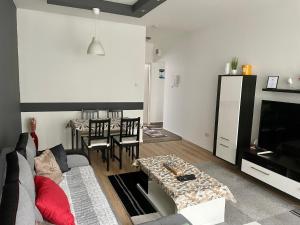 uma sala de estar com um sofá e uma mesa em City center Zalaegerszeg em Zalaegerszeg