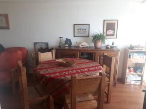 ein Esszimmer mit einem Tisch, einem Tisch und Stühlen in der Unterkunft LUMINOSO FUNCIONAL. UBICACION Y VISTA INMEJORABLES in San Carlos de Bariloche + 5 Fotos