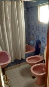 ein Badezimmer mit zwei rosa WCs und einem Fenster in der Unterkunft LUMINOSO FUNCIONAL. UBICACION Y VISTA INMEJORABLES in San Carlos de Bariloche