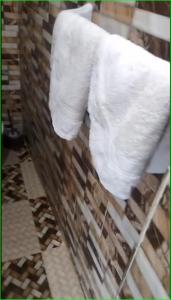 une pile de serviettes en papier suspendues sur un mur de briques dans l'établissement Taam Al beeyout, à Naj‘ al Maḩaţţah