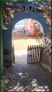 un arco con una puerta y una valla en Taam Al beeyout en Naj‘ al Maḩaţţah