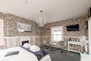 um quarto com uma cama e uma televisão na parede em Bosuns Chair em Lymington