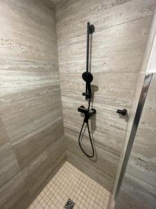 Un baño con ducha y cabezal de ducha en Studio charmant et confortable, en Beausoleil 2 fotos más
