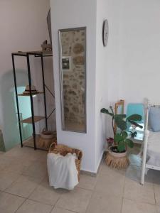 Zimmer mit Spiegel und Topfpflanze in der Unterkunft Studio Rafaela in Matala