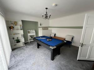 a room with a ping pong table in it at Zen 8-Bedroom Den in Edgbaston in Birmingham
