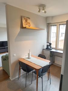 cocina y comedor con mesa y sillas en Lägenhet på markplan, en Mariehamn