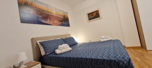 A bed or beds in a room at Gruppo Aedes Alghero, Residenza L'Isola - 200 mt dalla spiaggia