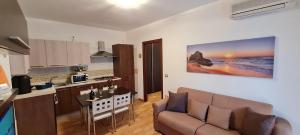 A kitchen or kitchenette at Gruppo Aedes Alghero, Residenza L'Isola - 200 mt dalla spiaggia