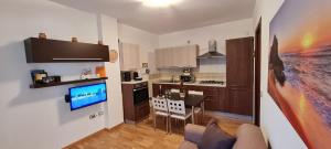 A kitchen or kitchenette at Gruppo Aedes Alghero, Residenza L'Isola - 200 mt dalla spiaggia
