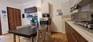A kitchen or kitchenette at Gruppo Aedes Alghero, Residenza L'Isola - 200 mt dalla spiaggia