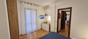 A television and/or entertainment centre at Gruppo Aedes Alghero, Residenza L'Isola - 200 mt dalla spiaggia