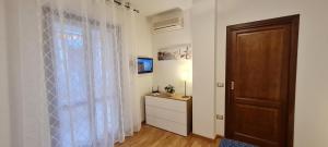 A television and/or entertainment centre at Gruppo Aedes Alghero, Residenza L'Isola - 200 mt dalla spiaggia