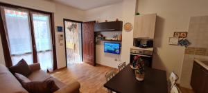 A television and/or entertainment centre at Gruppo Aedes Alghero, Residenza L'Isola - 200 mt dalla spiaggia