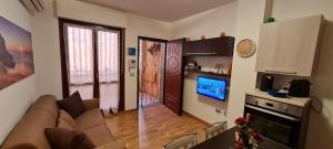 A kitchen or kitchenette at Gruppo Aedes Alghero, Residenza L'Isola - 200 mt dalla spiaggia
