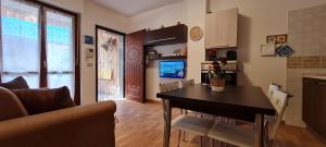A television and/or entertainment centre at Gruppo Aedes Alghero, Residenza L'Isola - 200 mt dalla spiaggia