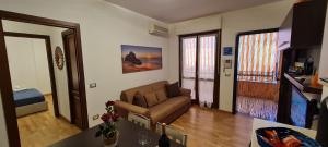 A television and/or entertainment centre at Gruppo Aedes Alghero, Residenza L'Isola - 200 mt dalla spiaggia