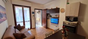A kitchen or kitchenette at Gruppo Aedes Alghero, Residenza L'Isola - 200 mt dalla spiaggia