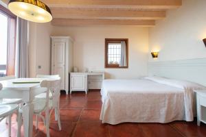 une chambre avec un lit et une table et une salle à manger dans l'établissement Cavril Agriturismo, à Sotto il Monte 68 autres photos