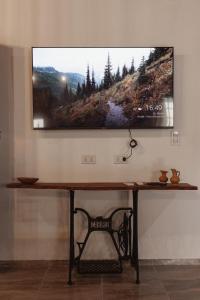 a flat screen tv hanging on a wall at LA CASA DE AL LADO in Mercedes