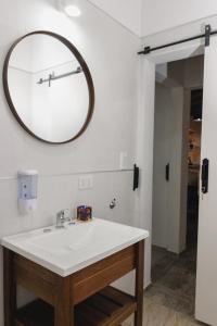 uma casa de banho com um lavatório e um espelho na parede em LA CASA DE AL LADO em Mercedes