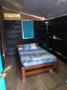 ein kleines Bett in einem kleinen Zimmer in einem Zelt in der Unterkunft Cabaña Murringo in Necoclí