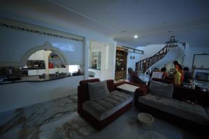 uma sala de estar com dois sofás e uma escada em FRENCH COURTYARD HOUSE em Bangalore