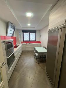 a large kitchen with a table and a tableasteryasteryasteryasteryasteryasteryastery at Villa Miguelturra in Miguelturra