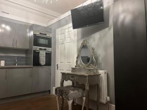ein Badezimmer mit einem Waschtisch mit einem Spiegel und einem Waschbecken in der Unterkunft Immaculate Studio in Bristol in Bristol