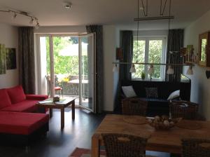uma sala de estar com um sofá vermelho e uma mesa em Ferienapartments am Brocken em Schierke