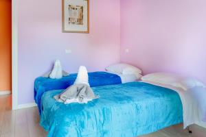 阿巴諾泰爾梅的住宿－Abano Terme - La Dolce Vita's Villa (comfort & serenity)，一间卧室配有两张带毛巾的床
