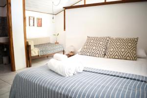 Postel nebo postele na pokoji v ubytování Cuatro Vientos Lodge & Apartments - Mal País, Costa Rica
