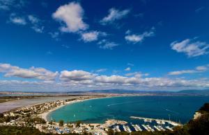 een uitzicht op het strand en de oceaan bij I Giganti in Cagliari
