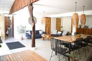 Posezení v ubytování Cuatro Vientos Lodge & Apartments - Mal País, Costa Rica