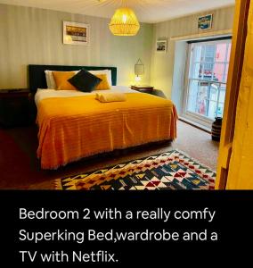 Kookaburra lodge في بريكون: غرفة نوم مع سرير وتلفزيون مع نتفلكس