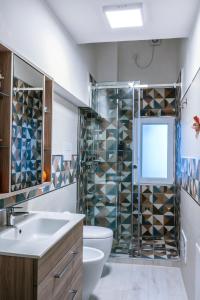 Koupelna v ubytování Domus Domy - Parcheggio privato + 11 fotografií