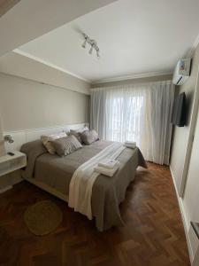 a bedroom with a large bed and a window at DEPARTAMENTO CENTRICO CON COCHERA - CORDOBA Argentina- in Cordoba