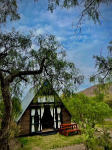 a log cabin with a picnic table in front of it at Voyacasu in Villa de Leyva