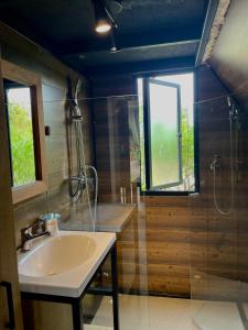 a bathroom with a sink and a shower and a tub at Voyacasu in Villa de Leyva