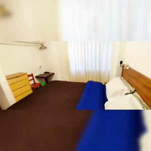Dormitorio pequeño con cama y vestidor en Antarki Guest House, en Cusco