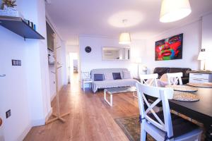 Una sala de estar con una mesa y sillas y un sofá. en HABANERAS, en Torrevieja