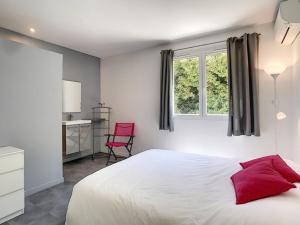 um quarto com uma cama, uma secretária e uma janela em Berlioz Garden - Jardin,Free Parking,AC,Wifi em Antibes