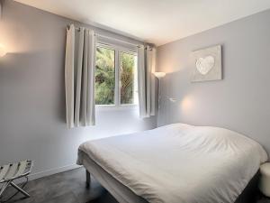 um quarto com uma cama e uma janela em Berlioz Garden - Jardin,Free Parking,AC,Wifi em Antibes