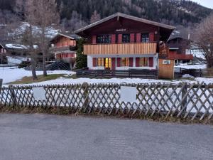 una casa con una recinzione di fronte di Chalet Sonnenblick a Fiesch