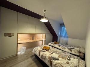 1 dormitorio con 2 camas y mesa. en T3 Flat Moderne sur 2 étages Metro Parking Free Entrance autonome, en Rouen