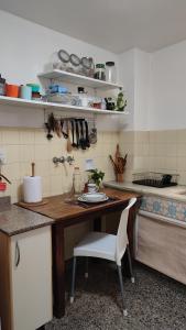 Dapur atau dapur kecil di ¡Habitación con baño privado en plena Recoleta!